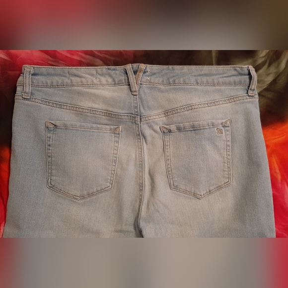 Jessica Simpson Relaxed Skinny Crop Jeans size 10/30 stretchy - Picture 4 of 5